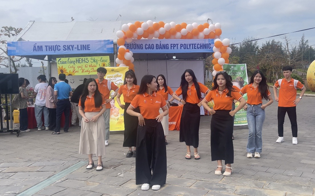 Tư vấn mùa thi: Hơn 2.000 học sinh Quảng Nam thích thú xếp hàng trải nghiệm- Ảnh 9. Tư vấn mùa thi: Hơn 2.000 học sinh Quảng Nam thích thú xếp hàng trải nghiệm- Ảnh 9.