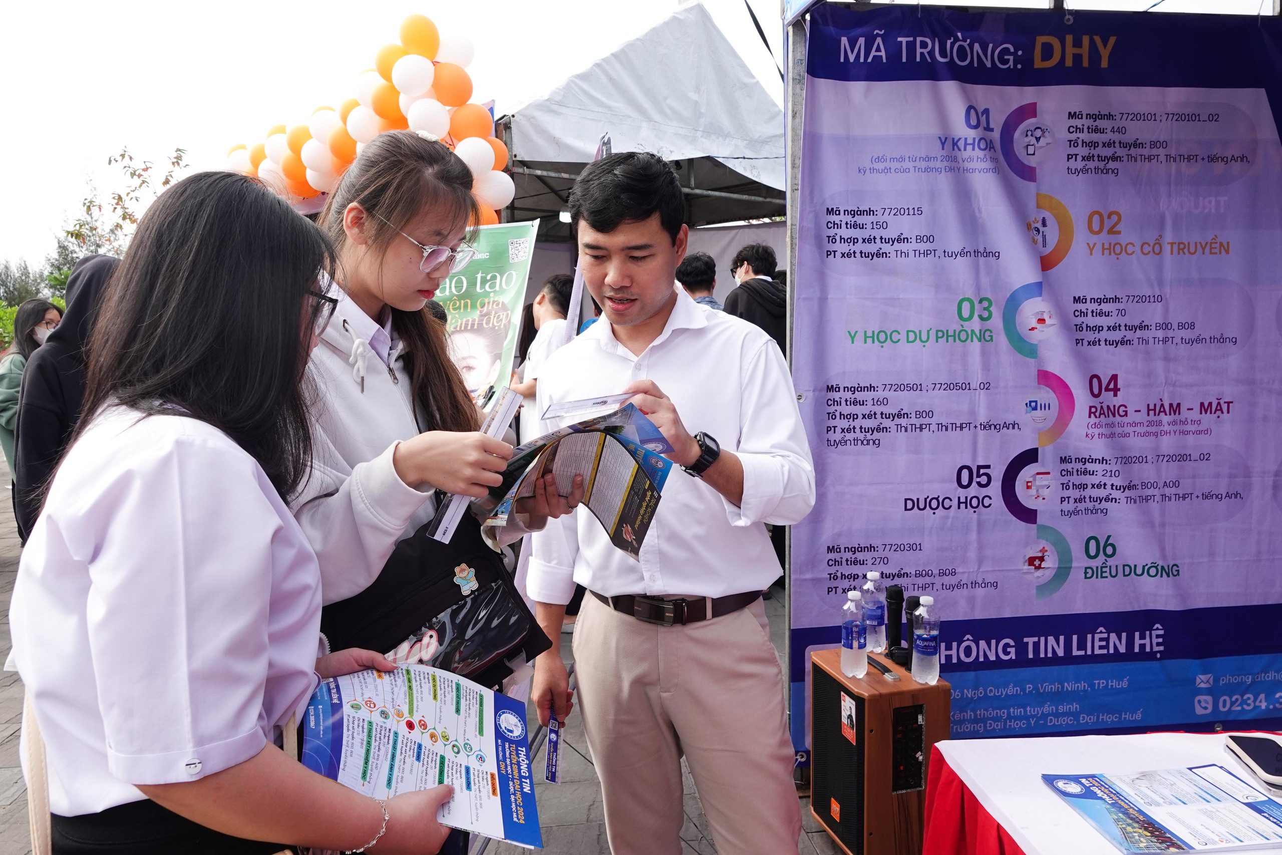 Tư vấn mùa thi: Hơn 2.000 học sinh Quảng Nam thích thú xếp hàng trải nghiệm- Ảnh 10. Tư vấn mùa thi: Hơn 2.000 học sinh Quảng Nam thích thú xếp hàng trải nghiệm- Ảnh 10.