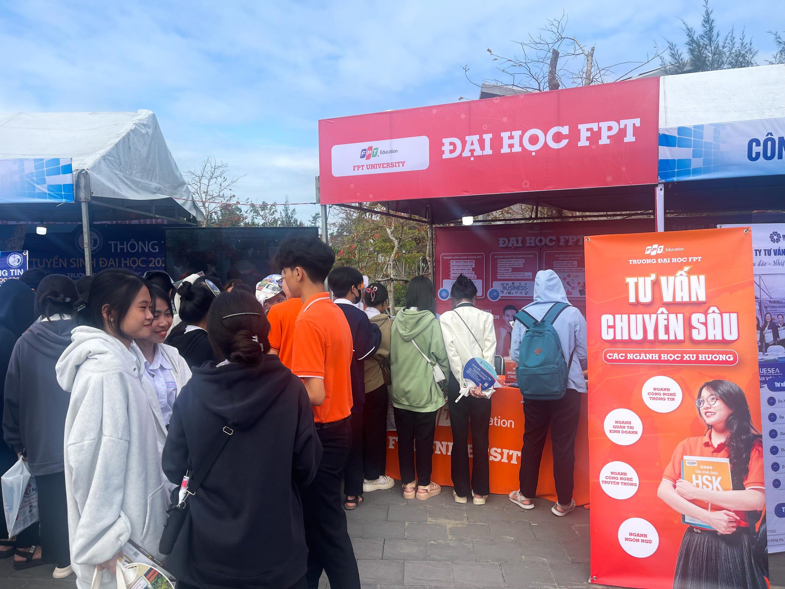 Tư vấn mùa thi: Hơn 2.000 học sinh Quảng Nam thích thú xếp hàng trải nghiệm- Ảnh 11. Tư vấn mùa thi: Hơn 2.000 học sinh Quảng Nam thích thú xếp hàng trải nghiệm- Ảnh 11.