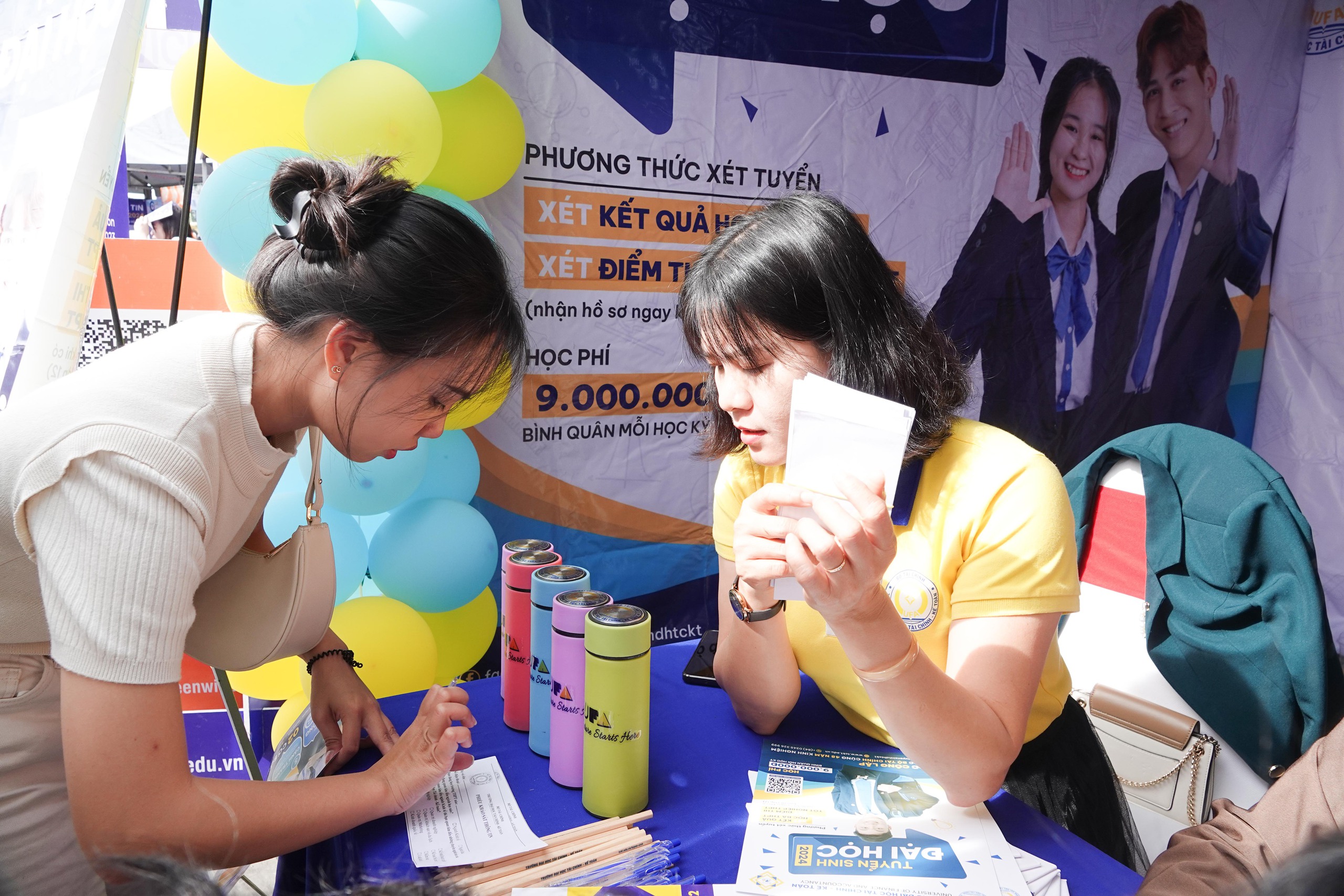 Tư vấn mùa thi: Hơn 2.000 học sinh Quảng Nam thích thú xếp hàng trải nghiệm- Ảnh 13. Tư vấn mùa thi: Hơn 2.000 học sinh Quảng Nam thích thú xếp hàng trải nghiệm- Ảnh 13.