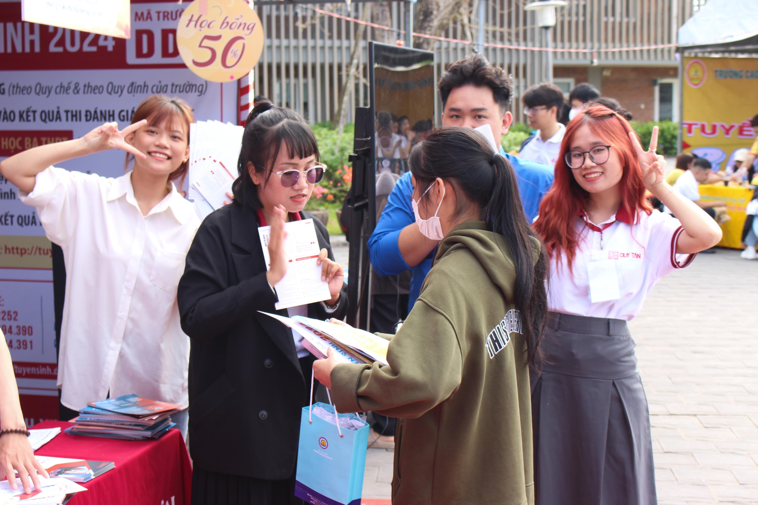 Tư vấn mùa thi: Hơn 2.000 học sinh Quảng Nam thích thú xếp hàng trải nghiệm- Ảnh 14. Tư vấn mùa thi: Hơn 2.000 học sinh Quảng Nam thích thú xếp hàng trải nghiệm- Ảnh 14.
