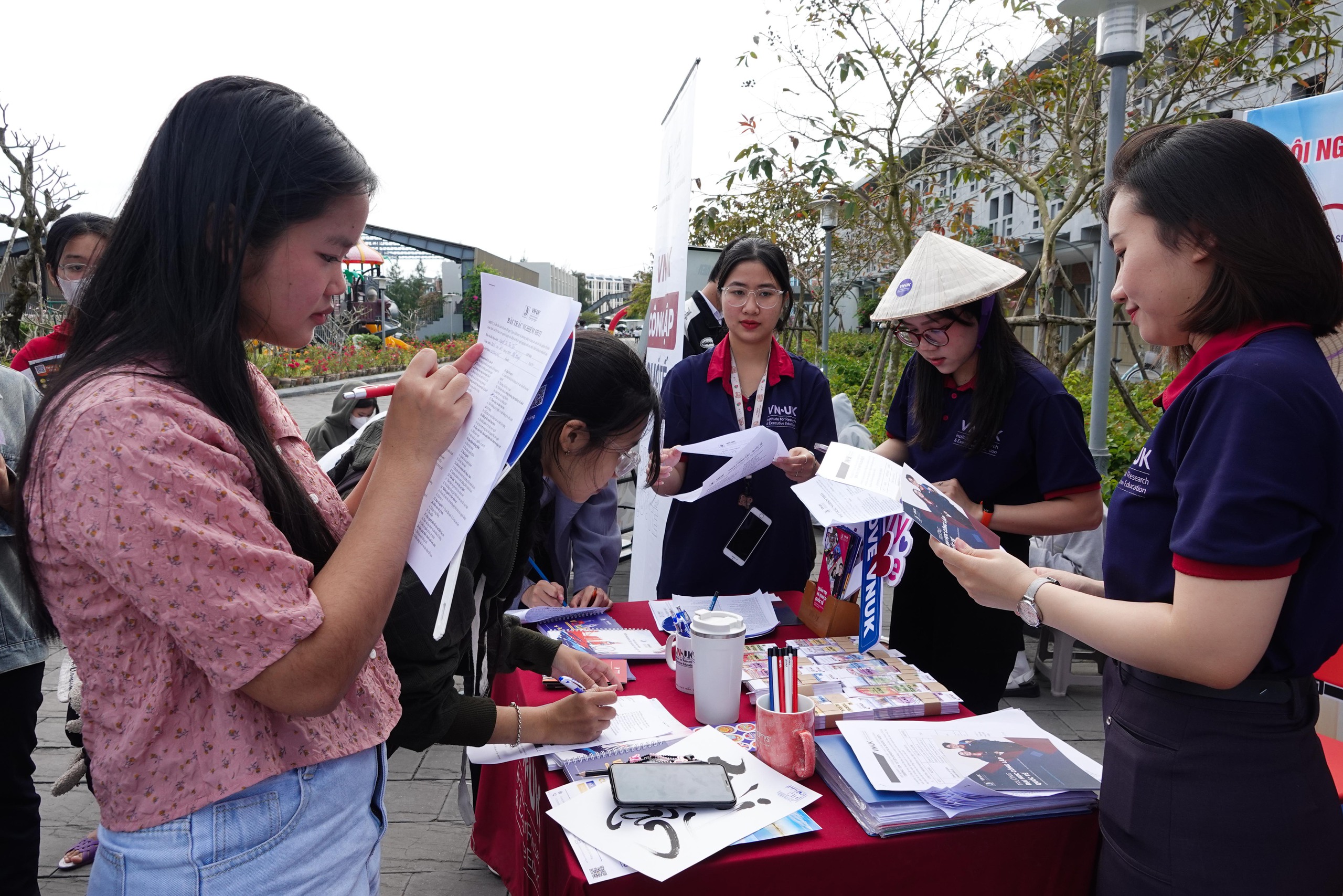 Tư vấn mùa thi: Hơn 2.000 học sinh Quảng Nam thích thú xếp hàng trải nghiệm- Ảnh 15. Tư vấn mùa thi: Hơn 2.000 học sinh Quảng Nam thích thú xếp hàng trải nghiệm- Ảnh 15.