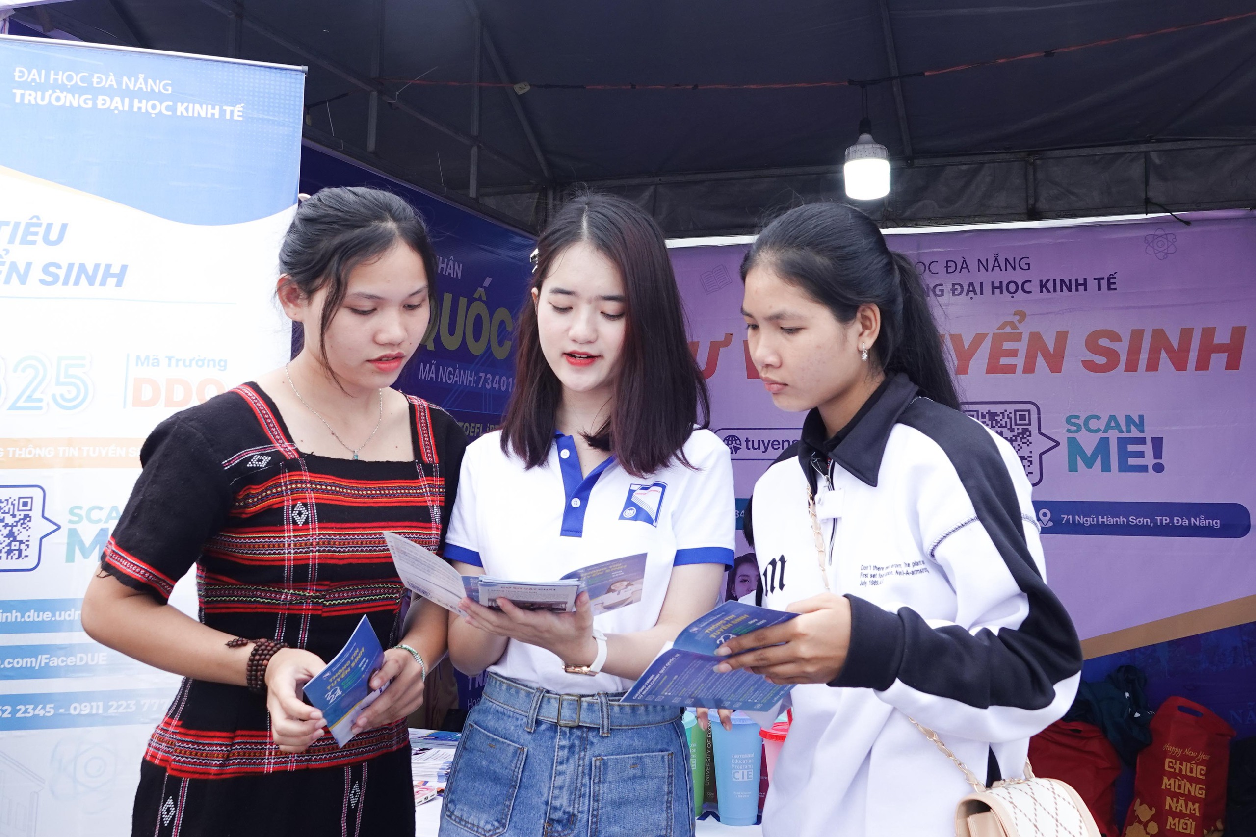 Tư vấn mùa thi: Hơn 2.000 học sinh Quảng Nam thích thú xếp hàng trải nghiệm- Ảnh 16. Tư vấn mùa thi: Hơn 2.000 học sinh Quảng Nam thích thú xếp hàng trải nghiệm- Ảnh 16.