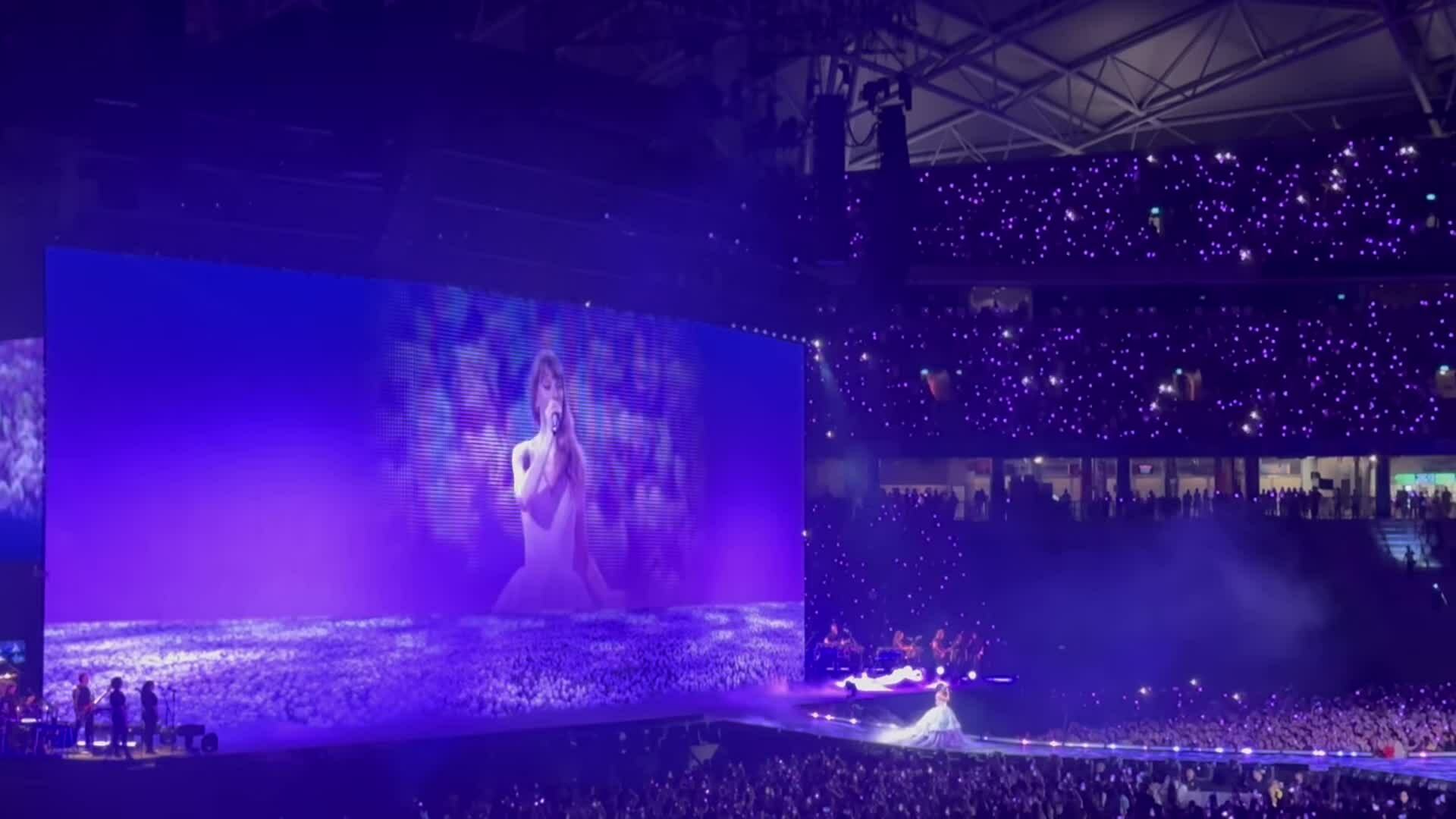 'Biển người' xem concert Taylor Swift ở Singapore