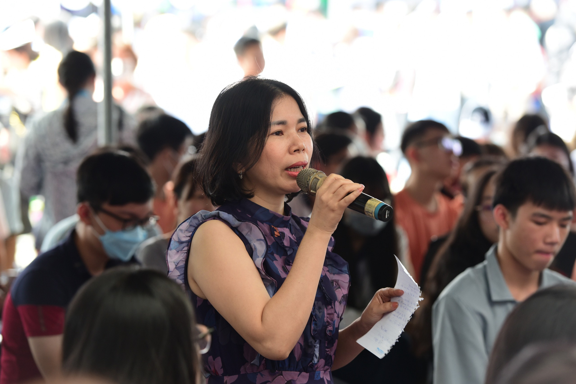 Phụ huynh đặt câu hỏi cho ban tư vấn tuyển sinh - hướng nghiệp năm 2024 - Ảnh: DUYÊN PHAN Phụ huynh đặt câu hỏi cho ban tư vấn tuyển sinh - hướng nghiệp năm 2024 - Ảnh: DUYÊN PHAN