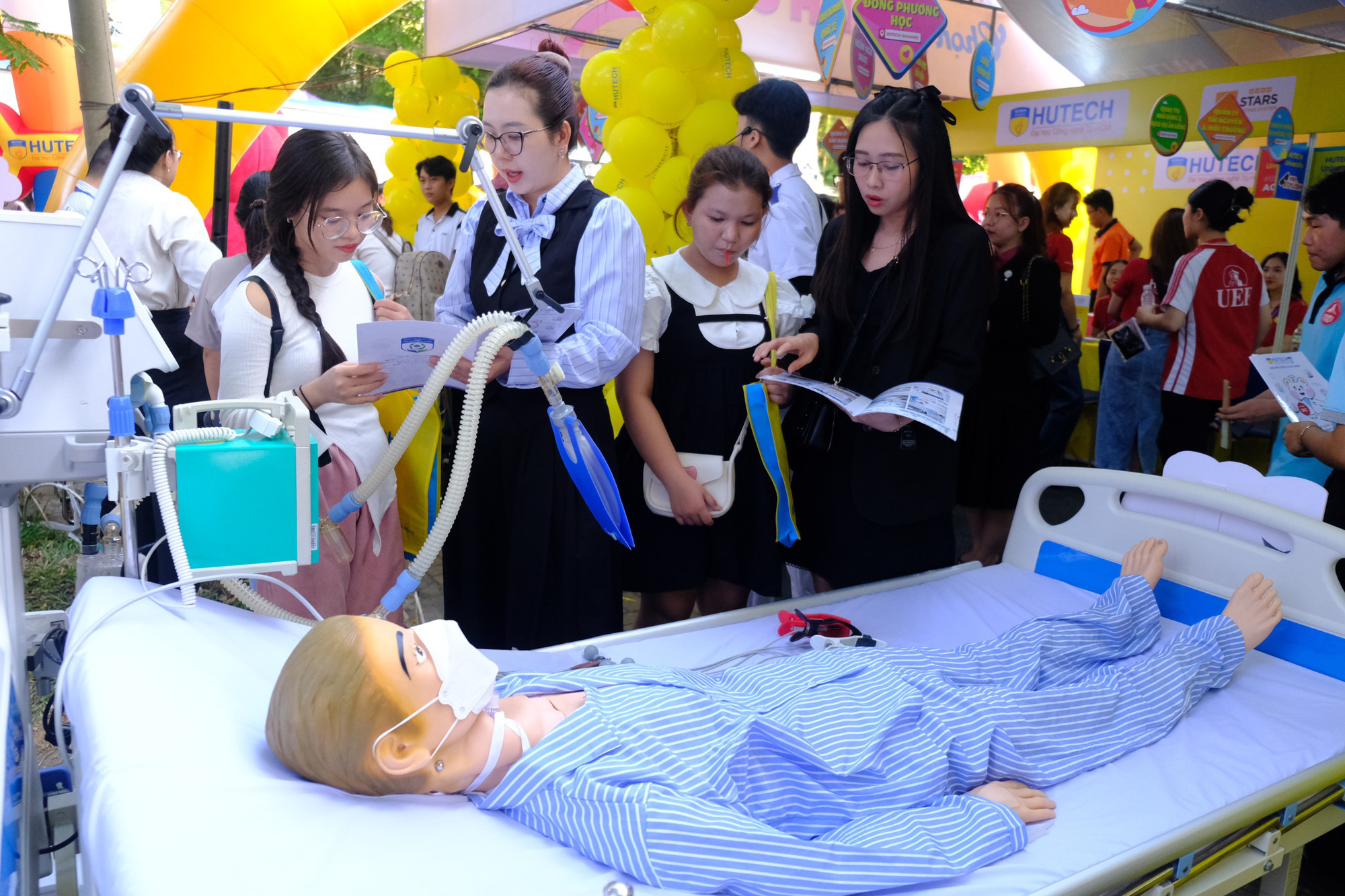 Các em học sinh tìm hiểu về khối ngành sức khoẻ tại gian tư vấn Trường đại học Công nghệ TP.HCM - Ảnh: NGỌC PHƯỢNG Các em học sinh tìm hiểu về khối ngành sức khỏe tại gian tư vấn của Trường đại học Công nghệ TP.HCM - Ảnh: NGỌC PHƯỢNG