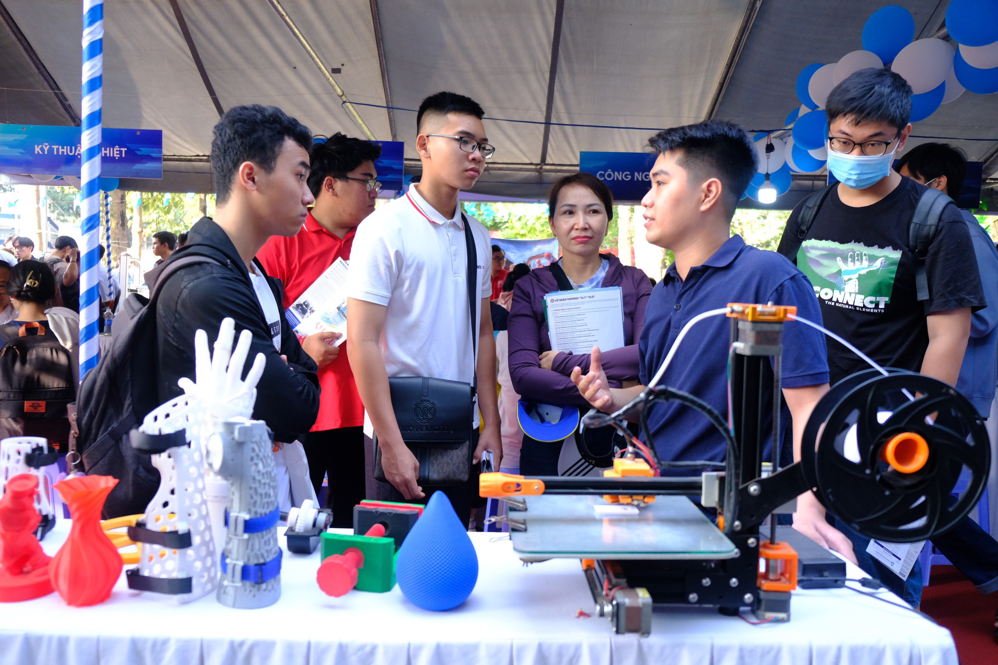 Học sinh cùng phụ huynh tham khảo tại bàn trưng bày máy in 3D của Trường đại học Bách Khoa, Đại học Quốc gia TP.HCM - Ảnh: NGỌC PHƯỢNG Học sinh cùng phụ huynh tham khảo tại bàn trưng bày máy in 3D của Trường đại học Bách khoa, Đại học Quốc gia TP.HCM - Ảnh: NGỌC PHƯỢNG