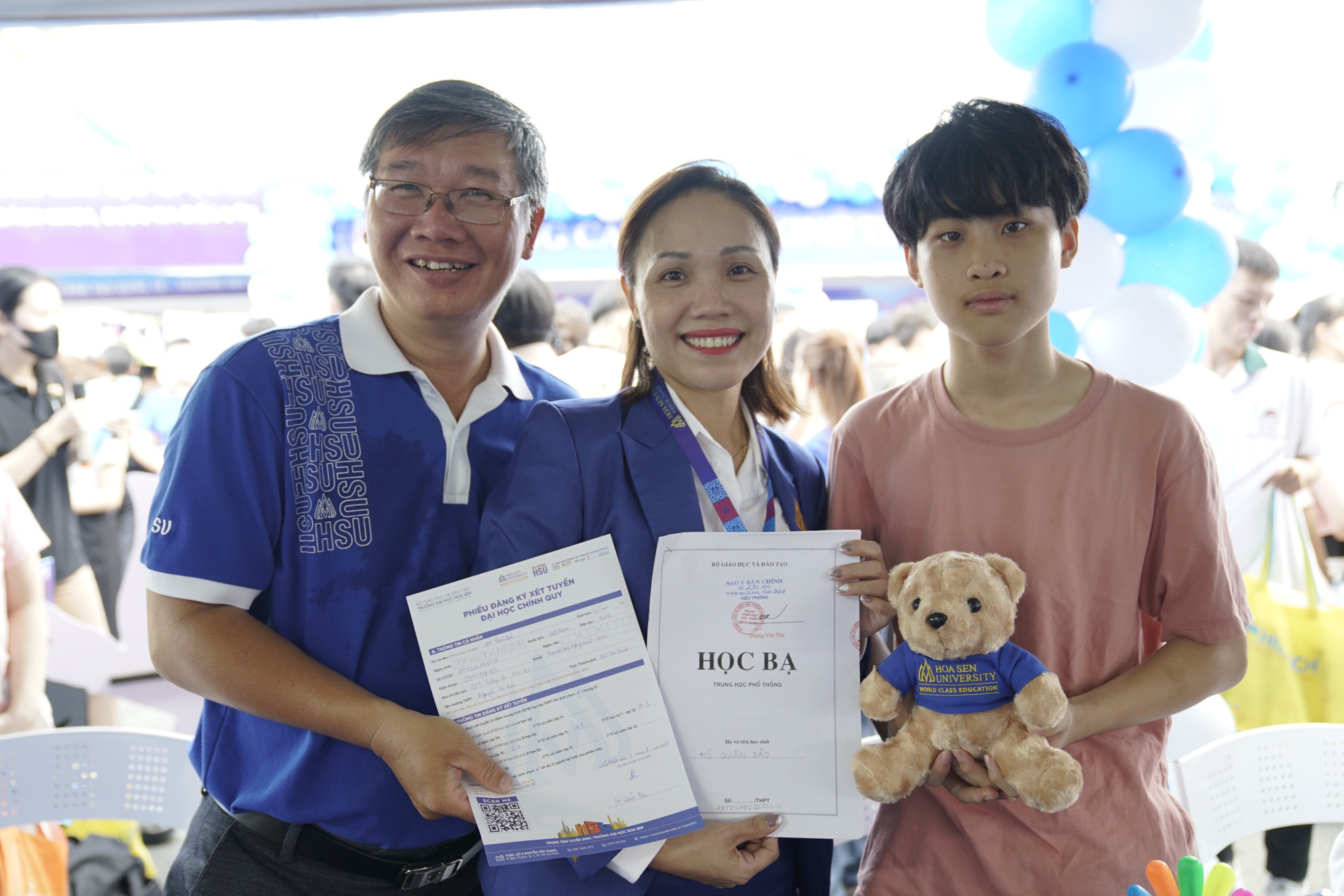 Năm 2024, Trường Đại học Hoa Sen triển khai chương trình hội nhập quốc tế HoaSen Go Global, tân sinh viên sẽ được đi trải nghiệm học tập ở nước ngoài như Malaysia, Thái Lan...trước khi nhập học. Chuyến đi Malaysia đầu tiên dự kiến sẽ khởi hành vào ngày 22/3/2024 tới đây cho các học sinh và phụ huynh, chương trình trải nghiệm và giao lưu tại doanh nghiệp và đại học uy tín tại Malaysia. - Ảnh: HUY LÊ Sau khi được tư vấn cặn kẽ, em Hồ Quân Bảo (Trường THPT Nguyễn Thị Diệu, quận 3, TP.HCM) đăng ký xét tuyển bằng phương thức học bạ vào Trường đại học Hoa Sen ngay tại ngày hội. Năm 2024, Trường đại học Hoa Sen triển khai chương trình hội nhập quốc tế HoaSen Go Global, tân sinh viên sẽ được đi trải nghiệm học tập ở nước ngoài như Malaysia, Thái Lan... trước khi nhập học. Chuyến đi Malaysia đầu tiên dự kiến khởi hành vào ngày 22-3 tới, học sinh và phụ huynh sẽ được trải nghiệm và giao lưu tại doanh nghiệp và đại học uy tín tại Malaysia - Ảnh: DUYÊN PHAN