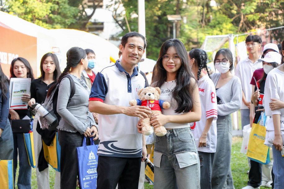 Trường đại học nhận hàng trăm hồ sơ xét học bạ ngay tại ngày hội tuyển sinh- Ảnh 5. Trường đại học nhận hàng trăm hồ sơ xét học bạ ngay tại ngày hội tuyển sinh- Ảnh 5.