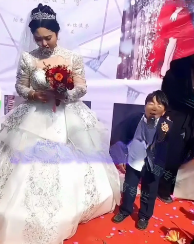 Mặc kệ ngoại hình 'xấu xí' của chú rể, cô dâu khẳng định: 'Tôi yêu anh ấy từ cái nhìn đầu tiên' - Ảnh 3. Mặc kệ ngoại hình 'xấu xí' của chú rể, cô dâu khẳng định: 'Tôi yêu anh ấy từ cái nhìn đầu tiên' - Ảnh 3.