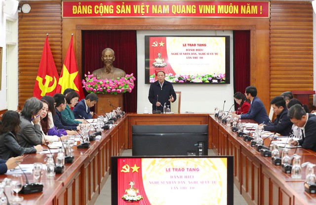 Bộ trưởng Nguyễn Văn Hùng: Lễ trao tặng danh hiệu NSND, NSƯT lần thứ 10 tôn vinh vai trò của người nghệ sĩ trong công cuộc đóng góp cho sự phát triển của văn hóa nghệ thuật - Ảnh 3. Bộ trưởng Nguyễn Văn Hùng: Lễ trao tặng danh hiệu NSND, NSƯT lần thứ 10 tôn vinh vai trò của người nghệ sĩ trong công cuộc đóng góp cho sự phát triển của văn hóa nghệ thuật - Ảnh 3.
