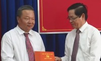 Bí thư Tỉnh ủy Phạm Viết Thanh (bìa phải), trao quyết định cho tân Phó Trưởng Ban Nội chính Tỉnh ủy Tây Ninh Trần Văn Khải.