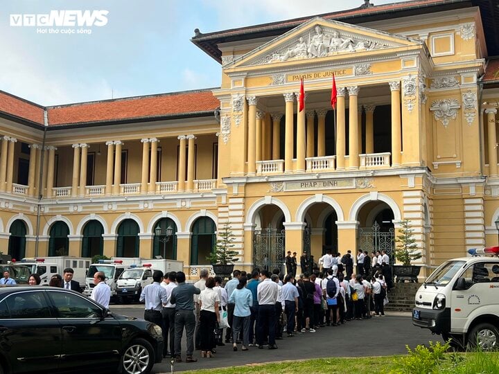 Những người có quyền và nghĩa vụ liên quan vụ án xếp hàng chờ làm thủ tục.