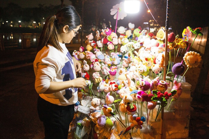 Các sản phẩm len tạo hình thú hoặc bông hoa được bày bán tại một sạp hàng trên đường Nguyễn Đình Thi, quận Tây Hồ, tối 4/3. Ảnh: Thanh Nga