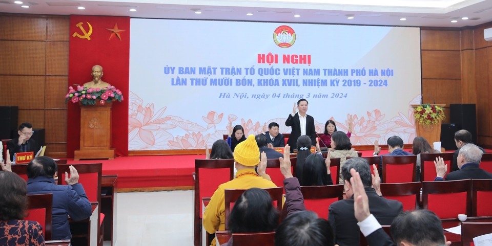 Ban Thường trực và các Ủy viên biểu quyết nhất trí thông qua các dự thảo văn bản tại Hội nghị Ủy ban Mặt trận Tổ quốc Việt Nam TP Hà Nội lần thứ mười bốn, khóa XVII, nhiệm kỳ 2019-2024