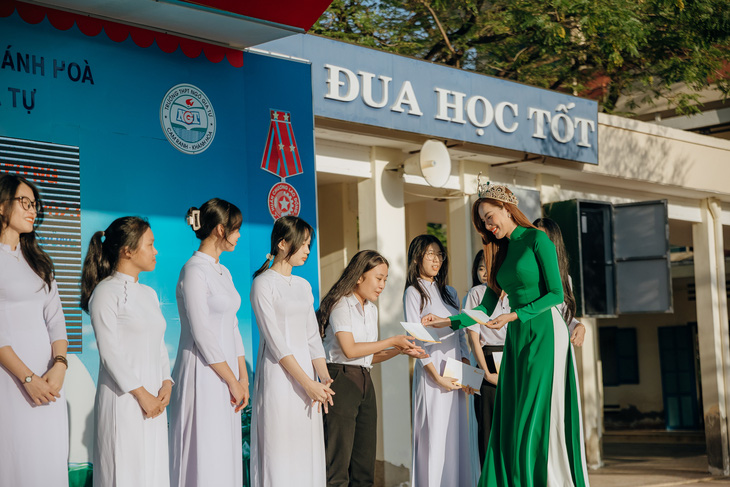 Lê Hoàng Phương tặng học bổng cho học sinh - Ảnh: BTC Lê Hoàng Phương tặng học bổng cho học sinh - Ảnh: BTC