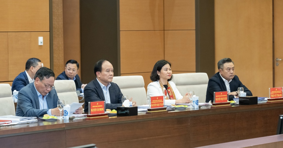 Các đồng chí Thường trực Thành uỷ Hà Nội tham dự buổi làm việc. Ảnh: Quochoi.vn