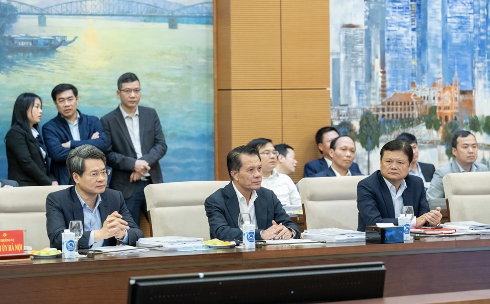 Các Ủy viên Ban Thường vụ Thành ủy Hà Nội tham dự buổi làm việc. Ảnh: Quochoi.vn