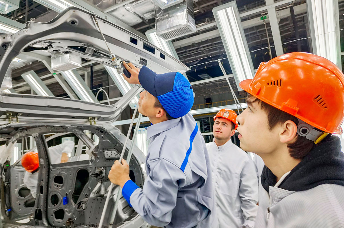 Kỹ sư nhà máy THACO KIA hướng dẫn quy trình bắn keo Kỹ sư nhà máy THACO KIA hướng dẫn quy trình bắn keo