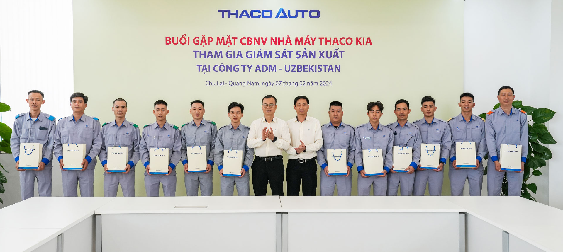 Kỹ sư nhà máy THACO KIA hướng dẫn quy trình bắn keo Kỹ sư nhà máy THACO KIA hướng dẫn quy trình bắn keo
