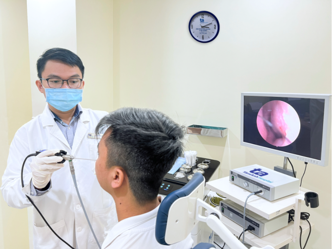Bác sĩ Nguyên nội soi tai mũi họng cho người bệnh. Ảnh: Uyên Trinh