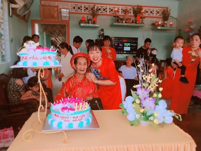 Con cháu tổ chức tiệc mừng thọ tuổi 113 cho cụ Trịnh Thị Khơng. Ảnh Nhân vật cung cấp
