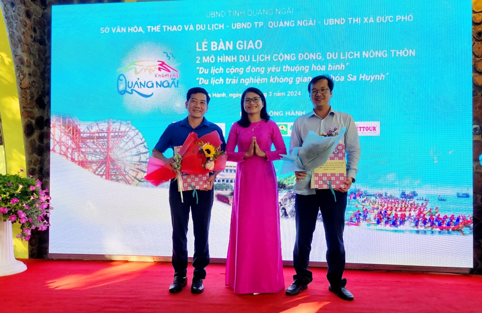 Sở VH-TT&DL tiến hành bàn giao 2 mô hình du lịch cộng đồng, du lịch nông thôn.