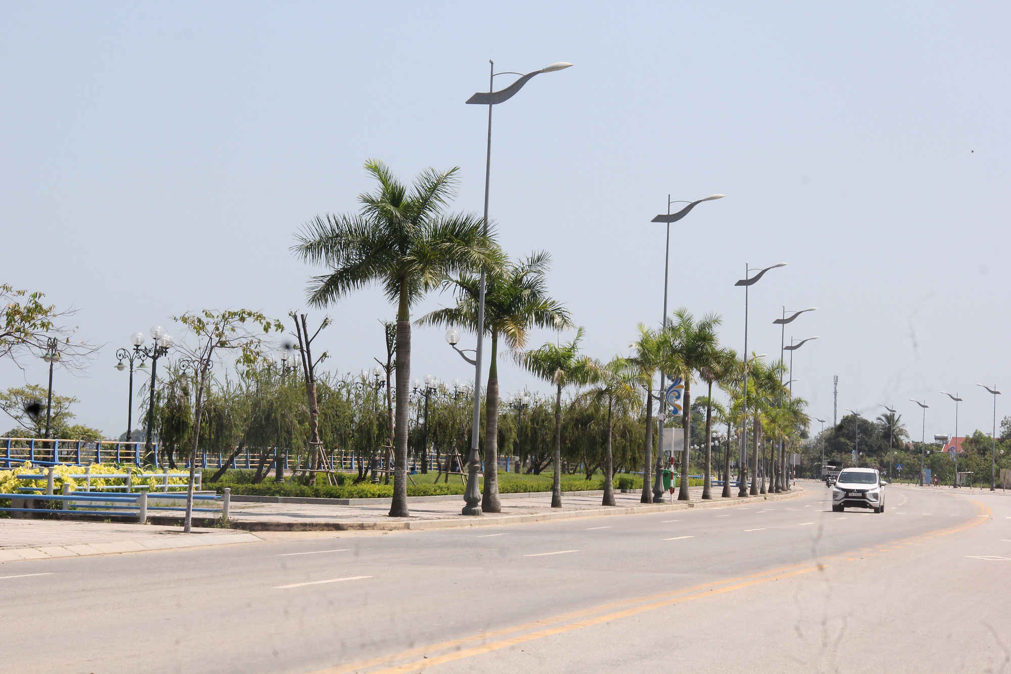 Ngắm đường bờ Nam sông Trà Khúc tuyệt đẹp, nối TP Quảng Ngãi về hướng biển- Ảnh 4. Dọc tuyến đường có nhiều công viên được bố trí làm nơi nghỉ ngơi, thư giãn của người dân - Ảnh: T.M.