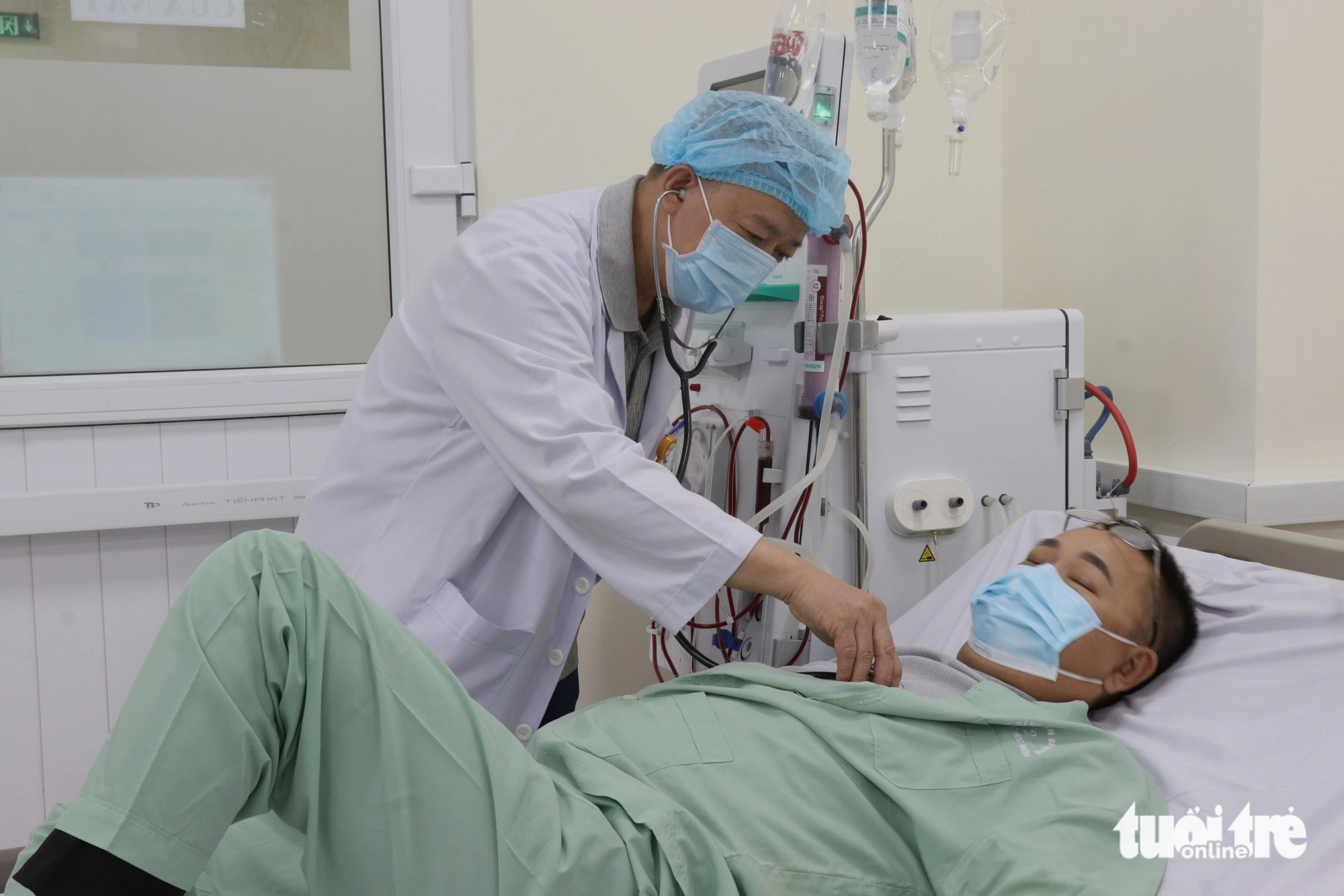 Bên trong nơi chạy thận khang trang ở Bệnh viện Đa khoa khu vực Hóc Môn- Ảnh 2. Bác sĩ CKI Nguyễn Thanh Hoàng - trưởng khoa nội thận - lọc máu Bệnh viện Đa khoa khu vực Hóc Môn - thăm khám bệnh nhân suy thận đang theo lọc máu tại bệnh viện