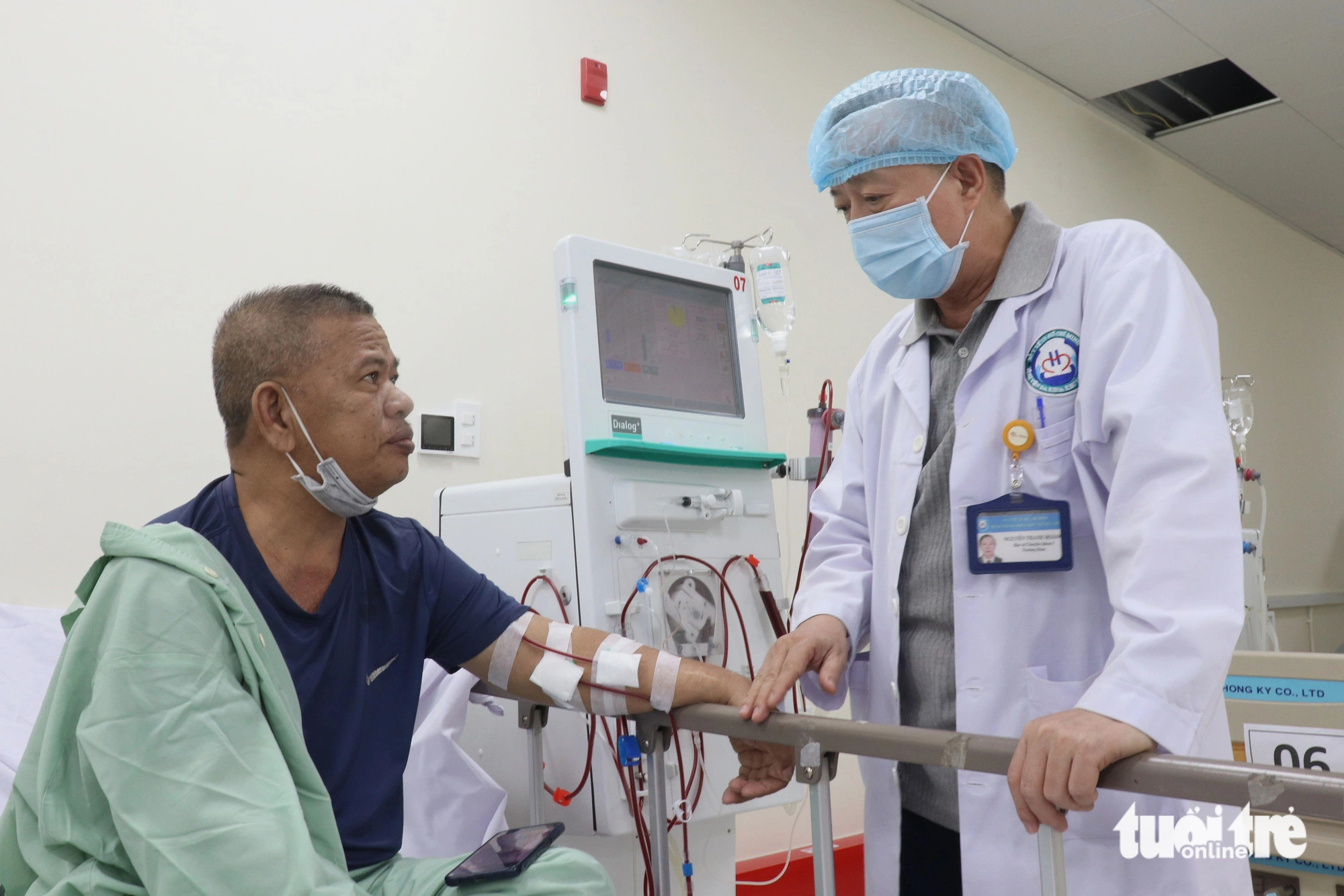 Bên trong nơi chạy thận khang trang ở Bệnh viện Đa khoa khu vực Hóc Môn- Ảnh 5. Ông Trần Thanh Sang (54 tuổi, ngụ xã Xuân Thới Thượng, huyện Hóc Môn, TP.HCM) cho biết khoa nội thận - lọc máu Bệnh viện Đa khoa khu vực Hóc Môn đã "mở rộng vòng tay" tiếp nhận ông vào chạy thận lúc đỉnh dịch COVID-19. Lúc bấy giờ, nhiều bệnh viện khác từ chối do chuyển công năng, từ chối tiếp nhận ông