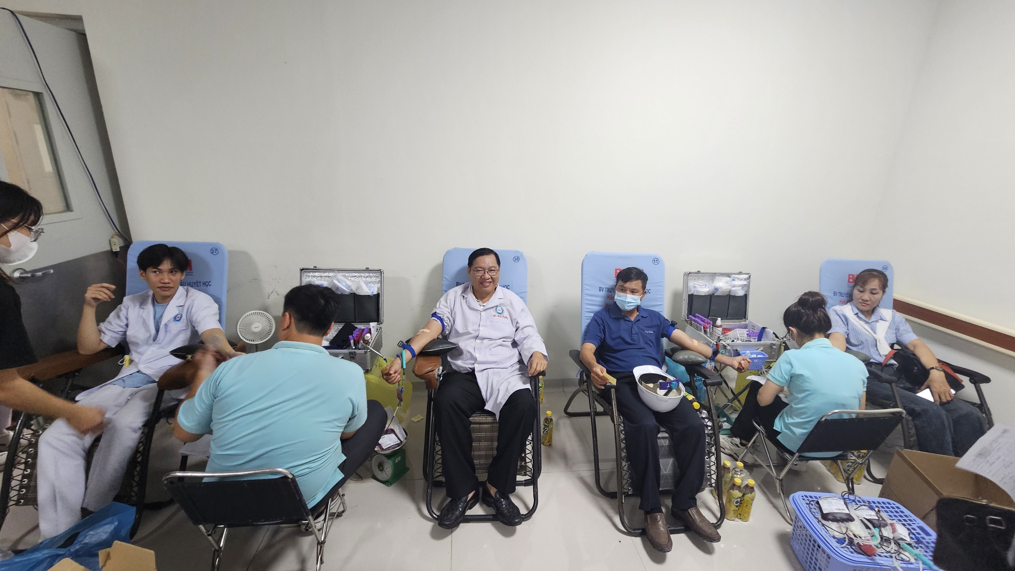 Bên trong nơi chạy thận khang trang ở Bệnh viện Đa khoa khu vực Hóc Môn- Ảnh 8. Ông Nguyễn Trần Hữu Tuấn - phó giám đốc Bệnh viện Đa khoa khu vực Hóc Môn (giữa) - cùng với nhân viên y tế tham gia hiến máu nhân đạo - Ảnh: BVCC