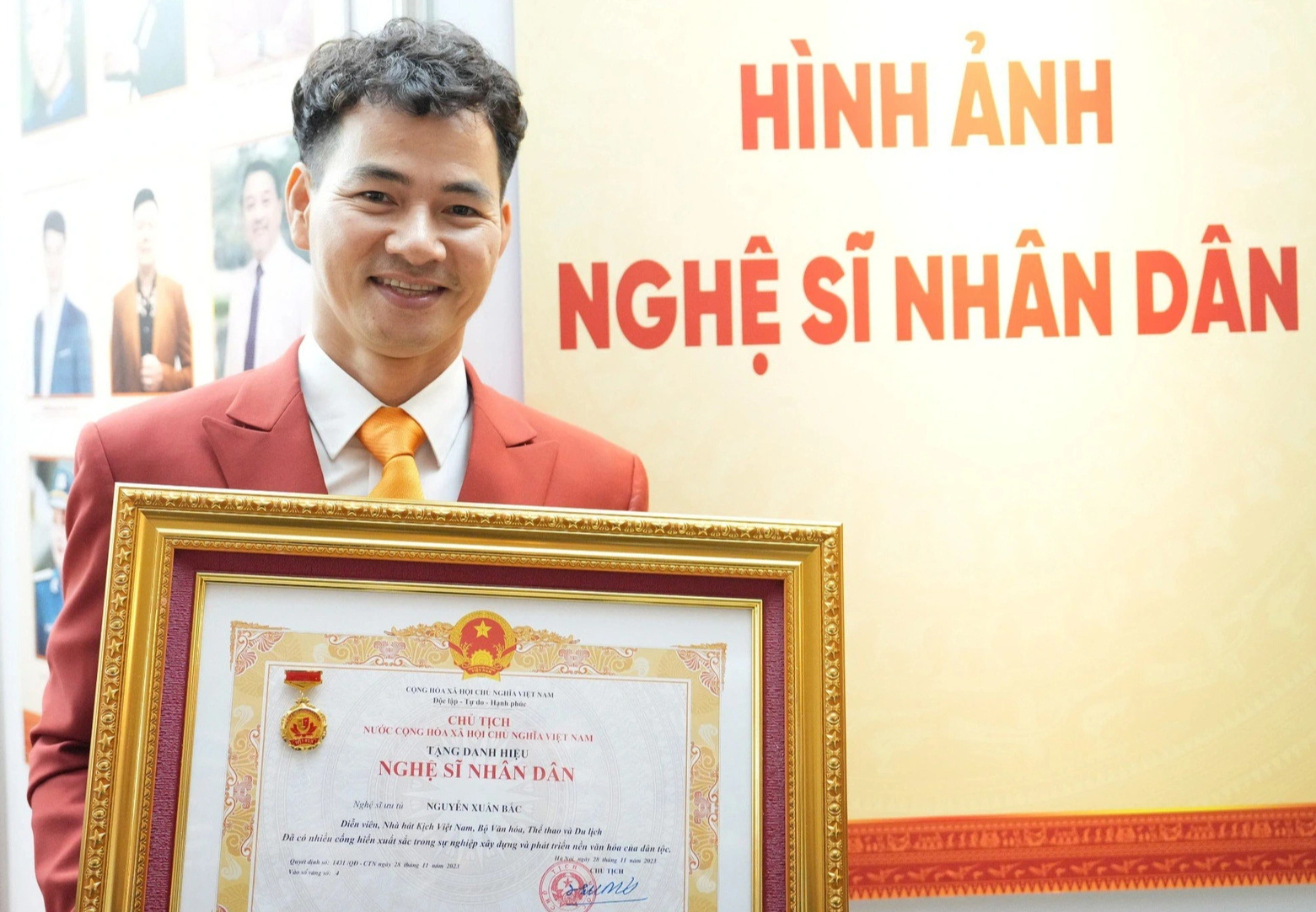 Xuân Bắc vui mừng nhận danh hiệu NSND - Ảnh: QUANG TẤN Xuân Bắc vui mừng nhận danh hiệu Nghệ sĩ nhân dân - Ảnh: QUANG TẤN