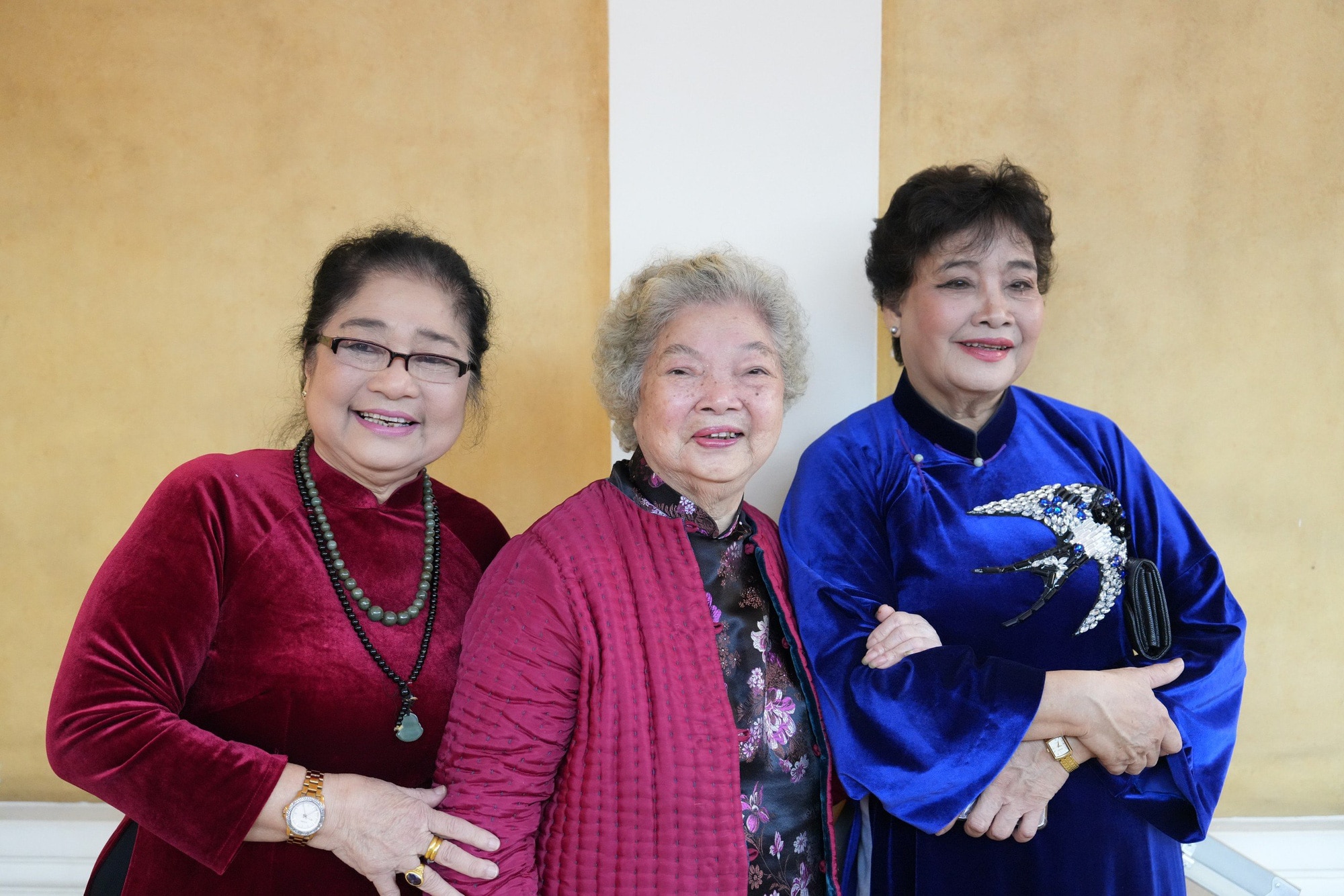 Ba nghệ sĩ lớn tuổi của Nhà hát Kịch Hà Nội là NSND Thanh Tú, NSUT Lê Mai, NSUT Kim Xuyến (từ phải qua) cùng nhận danh hiệu đợt này - Ảnh: QUANG TẤN