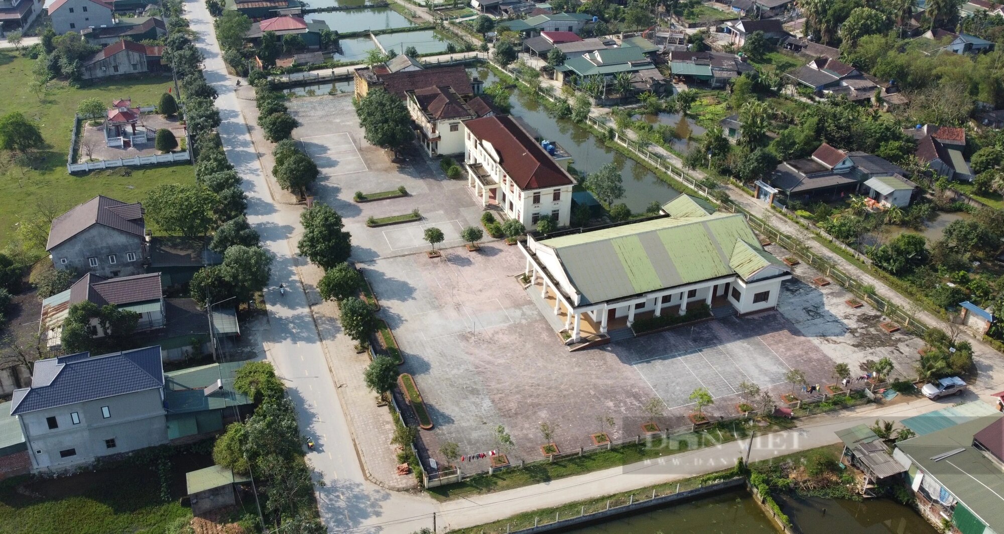 Nhiều trụ sở, trường học khang trang giá trị hàng tỷ đồng bỏ hoang, thành nơi chăn thả trâu bò ở Hà Tĩnh- Ảnh 2.