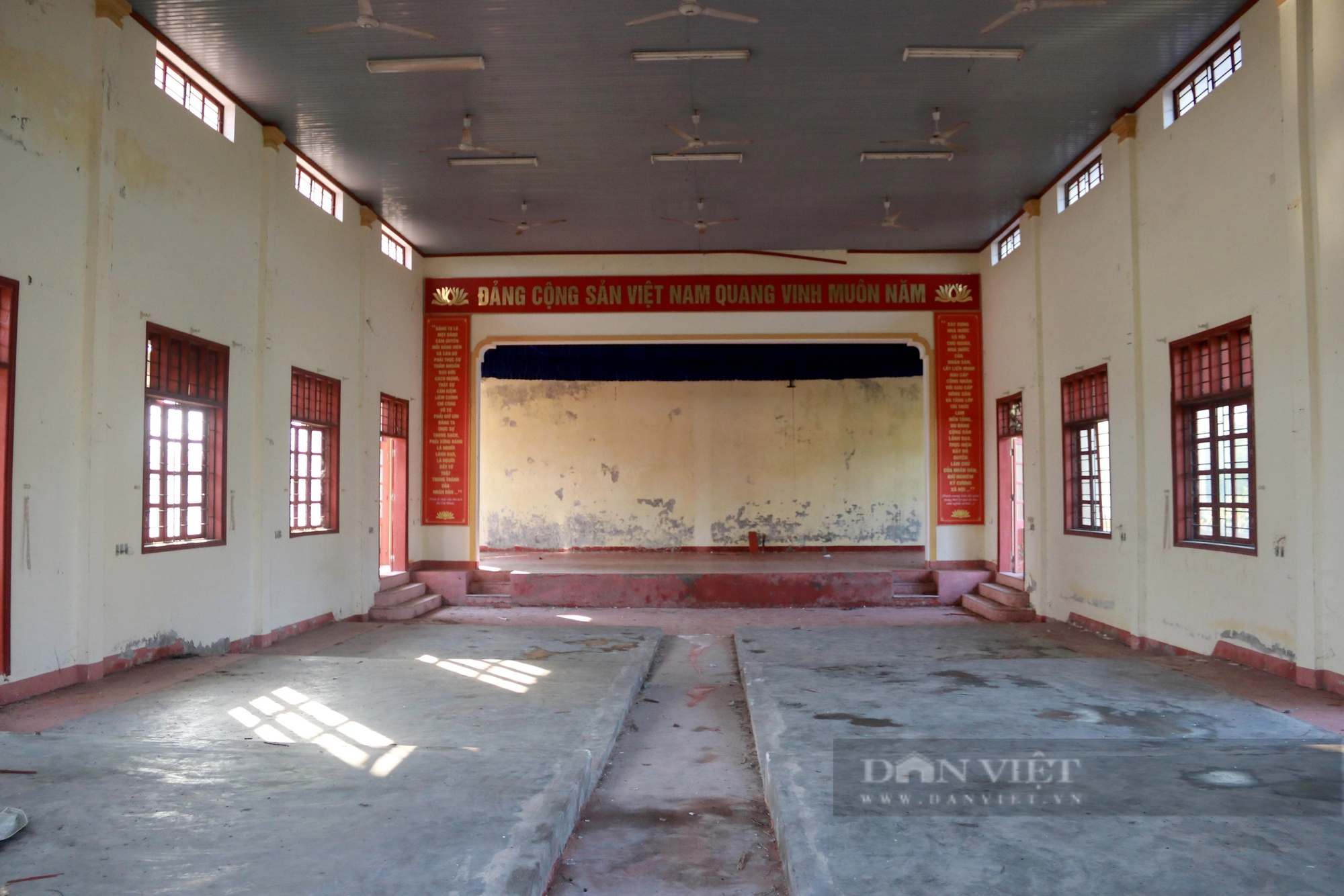 Nhiều trụ sở, trường học khang trang giá trị hàng tỷ đồng bỏ hoang, thành nơi chăn thả trâu bò ở Hà Tĩnh- Ảnh 13. Nhiều trụ sở, trường học khang trang giá trị hàng tỷ đồng bỏ hoang, thành nơi chăn thả trâu bò ở Hà Tĩnh- Ảnh 13.