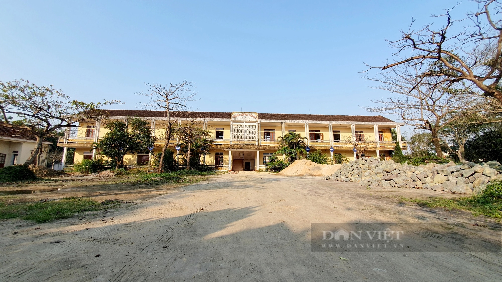 Nhiều trụ sở, trường học khang trang giá trị hàng tỷ đồng bỏ hoang, thành nơi chăn thả trâu bò ở Hà Tĩnh- Ảnh 16.