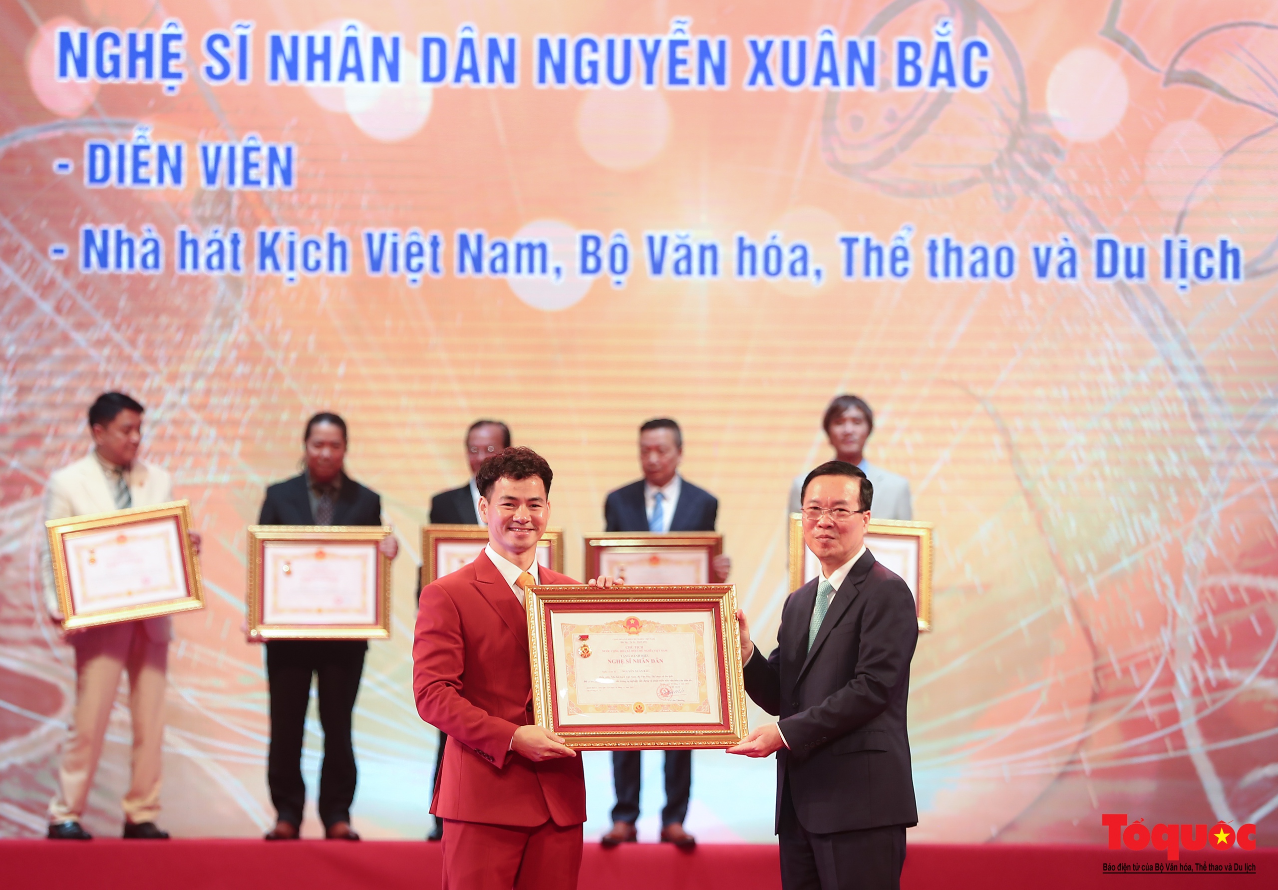 Toàn cảnh Lễ trao tặng danh hiệu Nghệ sĩ Nhân dân, Nghệ sĩ Ưu tú lần thứ 10 - Ảnh 9. Toàn cảnh Lễ trao tặng danh hiệu Nghệ sĩ Nhân dân, Nghệ sĩ Ưu tú lần thứ 10 - Ảnh 9.