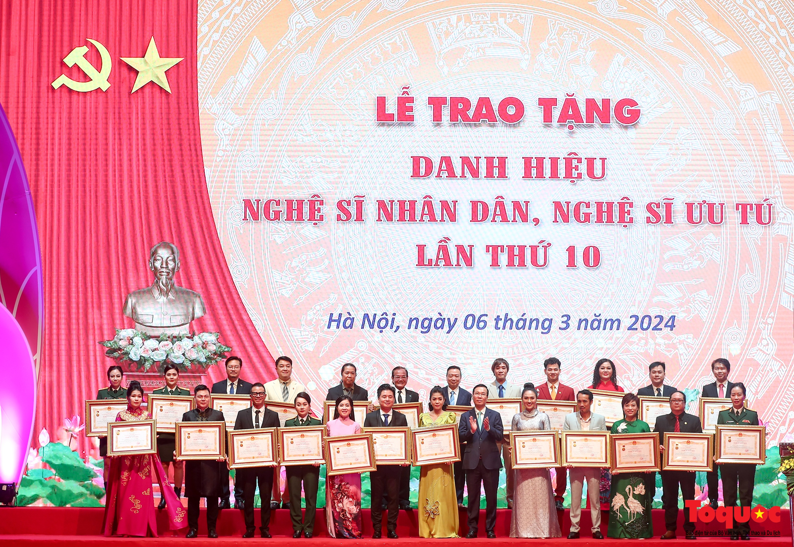 Toàn cảnh Lễ trao tặng danh hiệu Nghệ sĩ Nhân dân, Nghệ sĩ Ưu tú lần thứ 10 - Ảnh 13. Toàn cảnh Lễ trao tặng danh hiệu Nghệ sĩ Nhân dân, Nghệ sĩ Ưu tú lần thứ 10 - Ảnh 13.