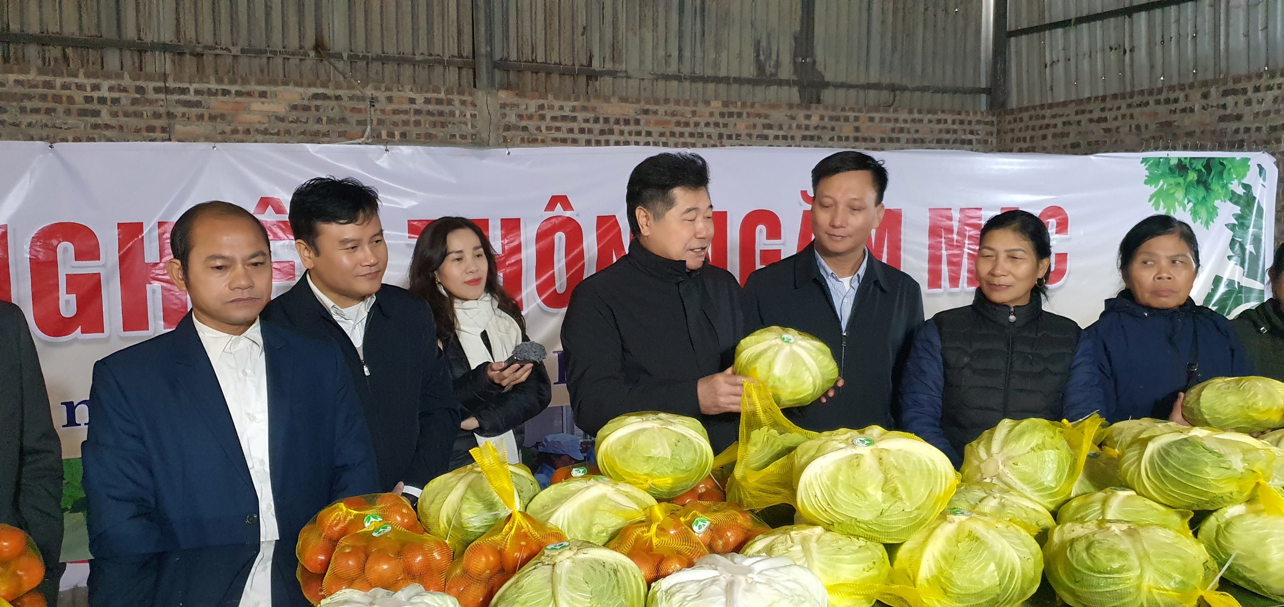 Nông dân Nam Định dùng một kỹ thuật đặc biệt do chuyên gia Nhật Bản hướng dẫn, đất sạch sâu bệnh, cỏ dại- Ảnh 4. Nông dân Nam Định dùng một kỹ thuật đặc biệt do chuyên gia Nhật Bản hướng dẫn, đất sạch sâu bệnh, cỏ dại- Ảnh 4.