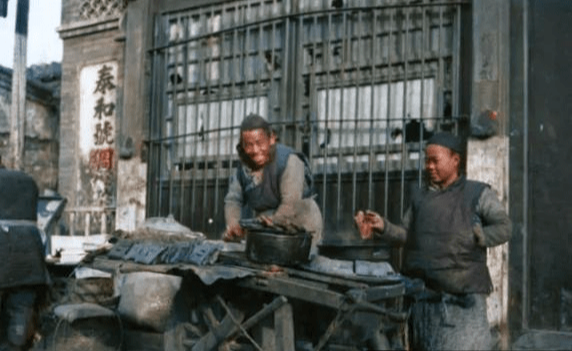 Ảnh màu cực hiếm ghi lại sức hấp dẫn độc đáo của hàng quán ven đường cuối thời nhà Thanh - Ảnh 2. Ảnh màu cực hiếm ghi lại sức hấp dẫn độc đáo của hàng quán ven đường cuối thời nhà Thanh - Ảnh 2.