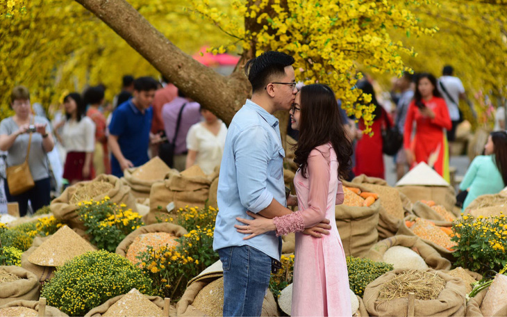 Ngày lễ nào cũng 'không hoa, chẳng quà: 'Của' không có, 'lòng' ở đâu- Ảnh 4. Khi tặng hoa, quà trong ngày 8-3 là nghĩa vụ