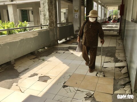 Việc đi lại tại Bệnh viện Tâm thần, cơ sở Lê Minh Xuân từng được Tuổi Trẻ Online phản ánh rất khó khăn vì nền nhà sụt lún sâu, gạch men nứt nẻ - Ảnh: XUÂN MAI