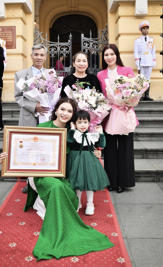 NSND Phạm Phương Thảo: Vinh dự và tự hào vì đã đánh dấu thêm một dấu mốc tốt đẹp cho cuộc đời mình - Ảnh 2. NSND Phạm Phương Thảo: Vinh dự và tự hào vì đã đánh dấu thêm một dấu mốc tốt đẹp cho cuộc đời mình - Ảnh 2.