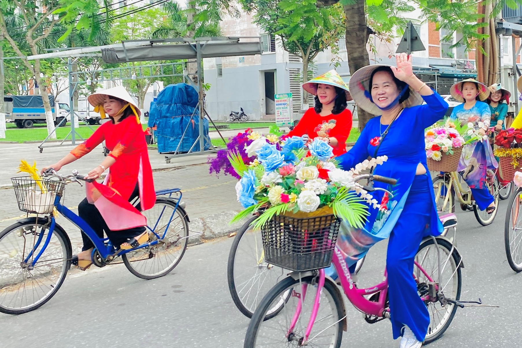 Phụ nữ Đà Nẵng diễu hành áo dài kỷ niệm ngày 8/3 ảnh 4