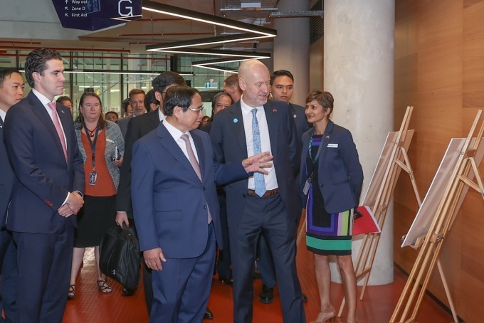 Thủ tướng tham quan triển lãm giới thiệu các kết quả hợp tác giữa CSIRO và Việt Nam. Ảnh: Nhật Bắc