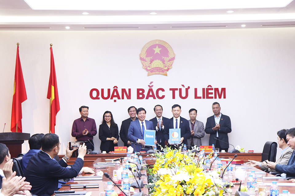 Đại diện lãnh đạo Báo Kinh tế & Đô thị và quận Bắc Từ Liêm ký kết chương trình phối hợp tuyên truyền giai đoạn 2024 - 2025.