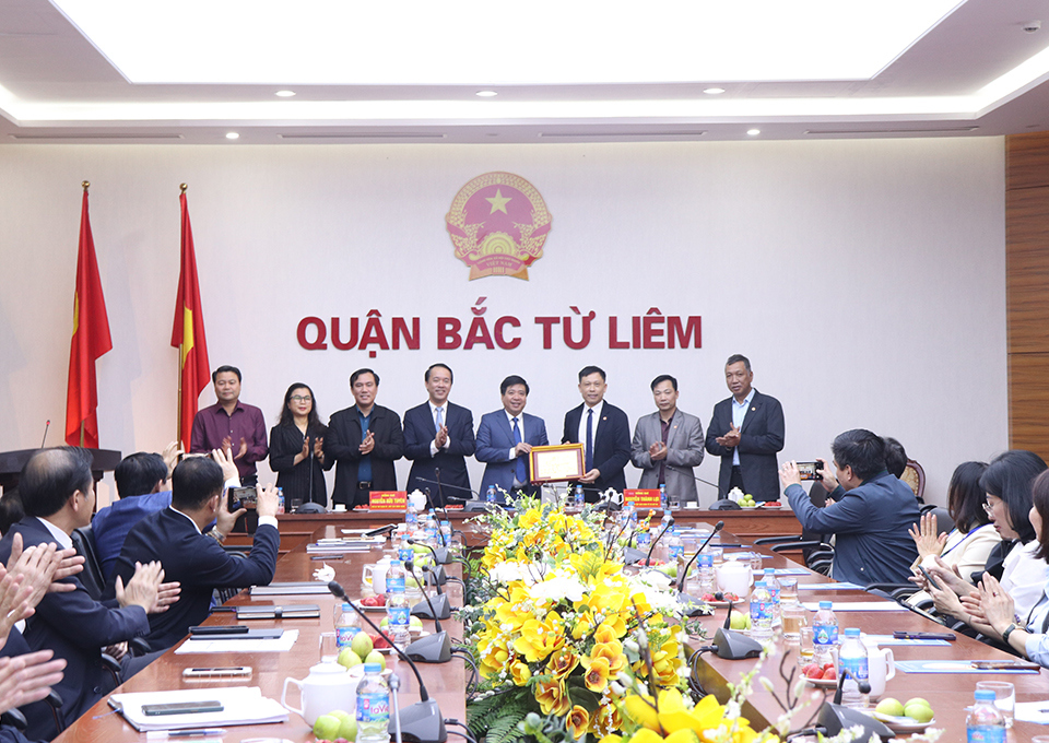 Đại diện lãnh đạo Báo Kinh tế & Đô thị tặng quà lưu niệm cho quận Bắc Từ Liêm.