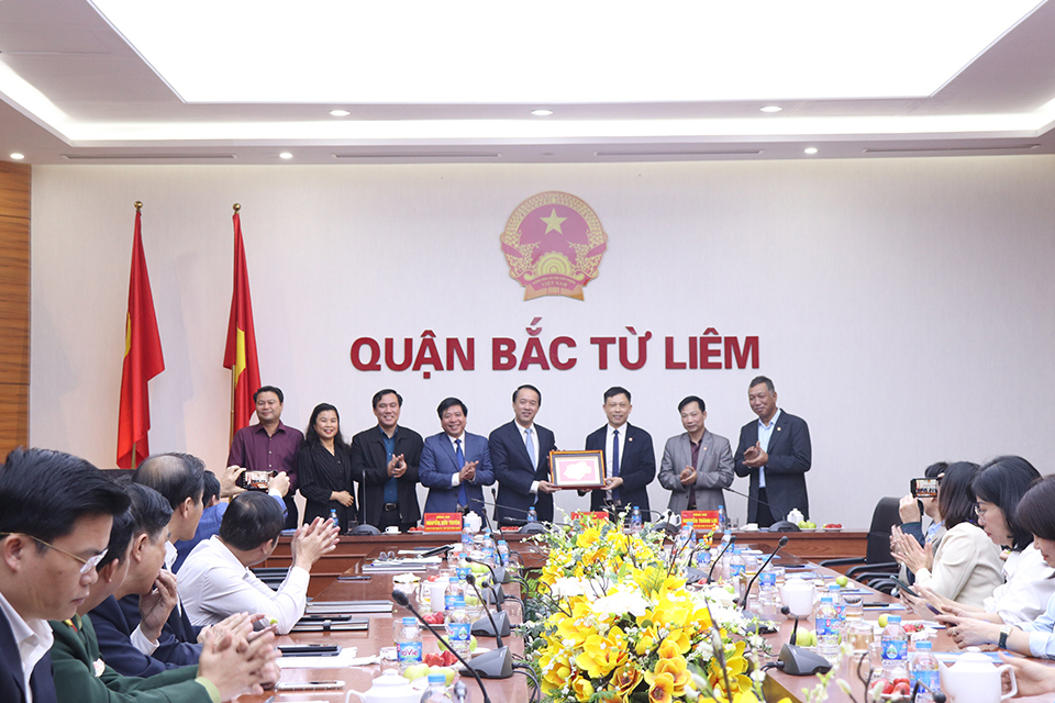 Đại diện lãnh đạo quận Bắc Từ Liêm tặng quà lưu niệm cho Báo Kinh tế & Đô thị.