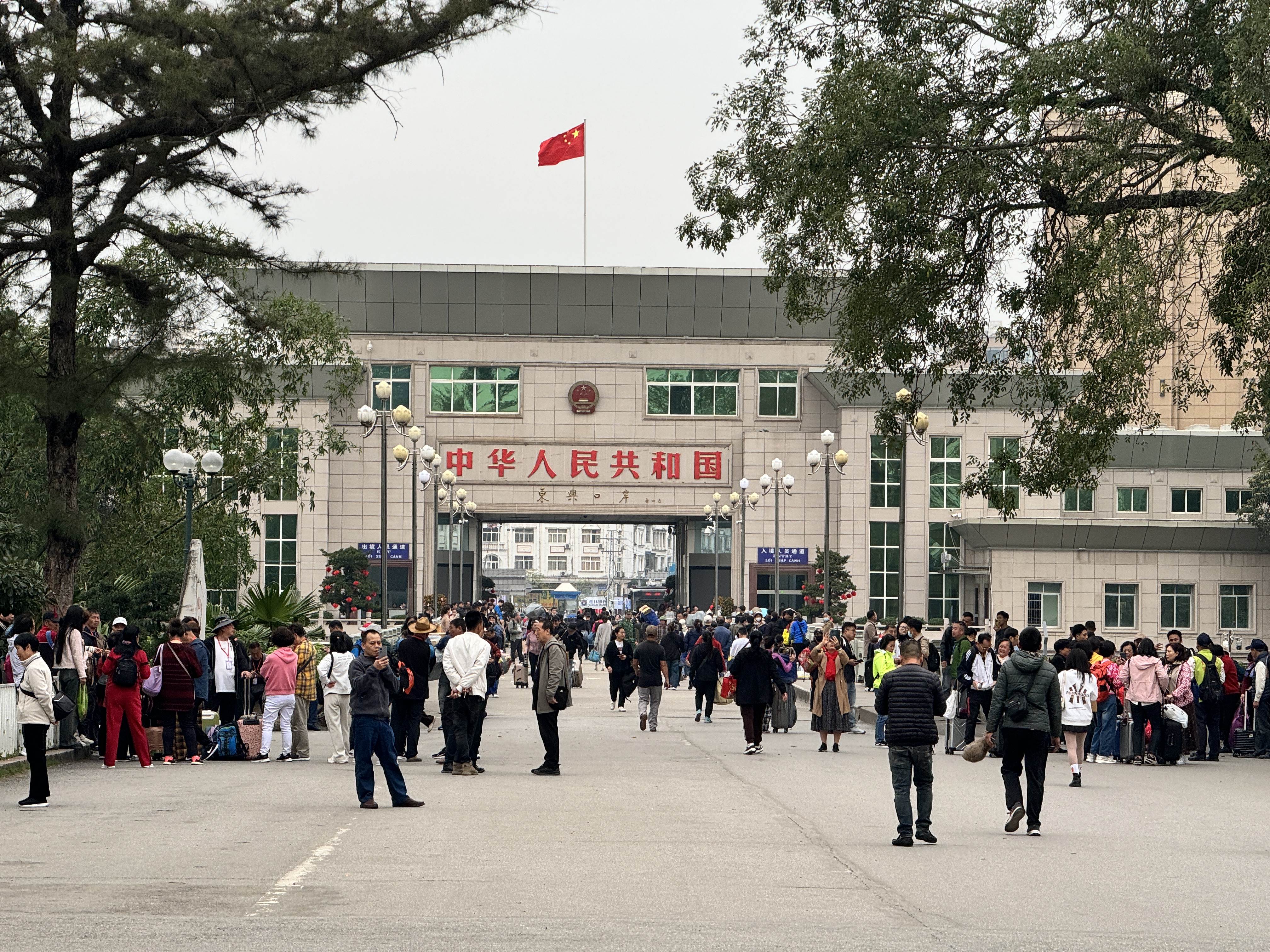 Hàng vạn khách Trung Quốc vào Việt Nam qua Cửa khẩu quốc tế Móng Cái- Ảnh 3. Hàng vạn khách Trung Quốc vào Việt Nam qua Cửa khẩu quốc tế Móng Cái- Ảnh 3.