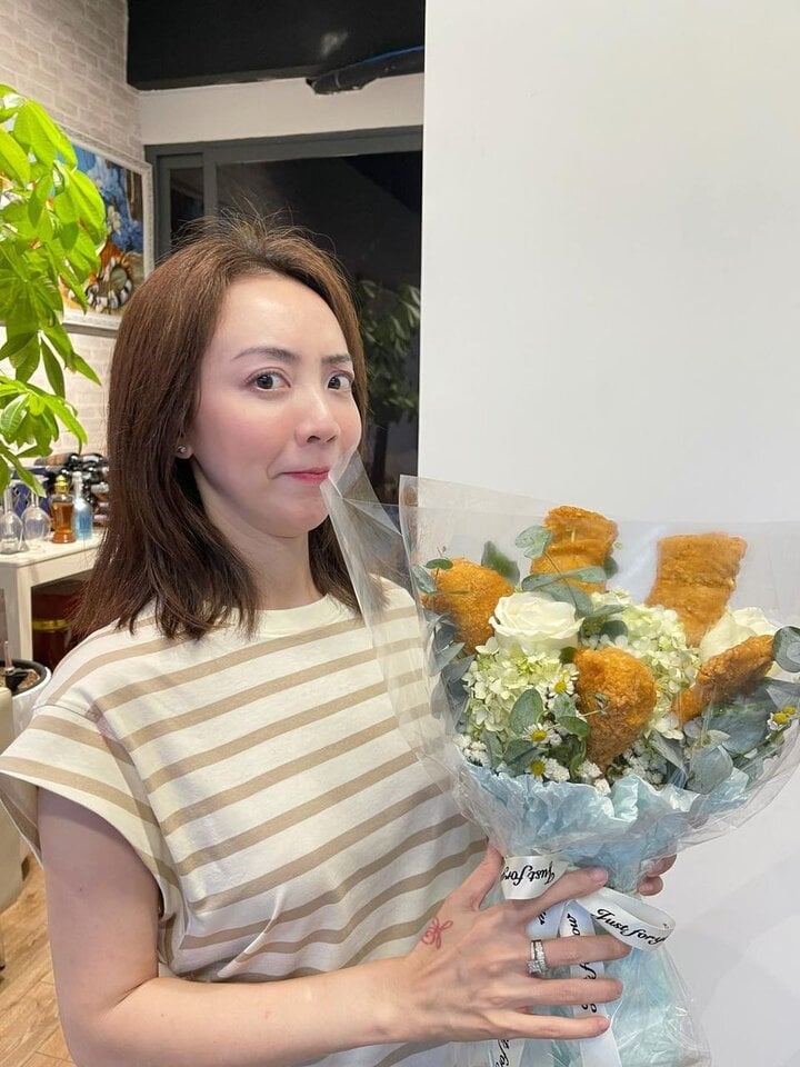 Diễn viên Thu Trang khoe quà chồng tặng nhân ngày 8/3 - bó hoa từ đùi gà rán. "Khi tui muốn ổng tặng quà vừa lãng mạn vừa thực tế thì nó ra vậy nè", cô viết.